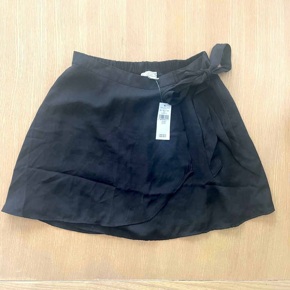 American Eagle black silk material skirt NWT